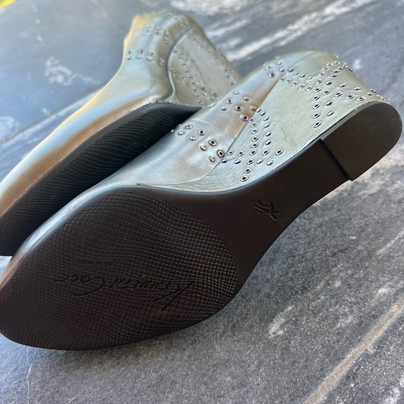 Kenneth Cole New York Silver Studed Wedge Heels Size 8.5 - Picture 7 of 8